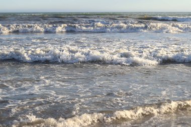 Kıyıdan deniz manzarası. Denizde Ufuk. Balear Denizi, Salou, İspanya. Denizde alçak bir açıdan büyük dalgaların görüntüsü. Manzara. Fırtınalı hava