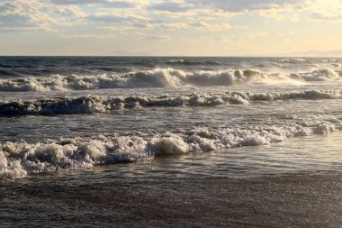 Kıyıdan deniz manzarası. Denizde Ufuk. Balear Denizi, Salou, İspanya. Denizde alçak bir açıdan büyük dalgaların görüntüsü. Manzara. Fırtınalı hava