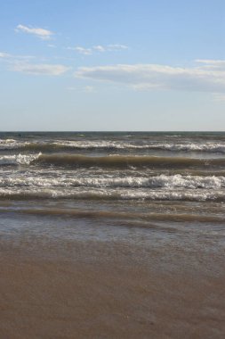 Kıyıdan deniz manzarası. Denizde Ufuk. Balear Denizi, Salou, İspanya. Dalgaların alçak bir açıyla denizdeki görüntüsü. Peyzaj
