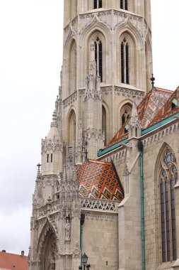 Budapeşte, Macaristan - 15 Eylül 2024: Buda Kalesi 'nin Hükmü Kilisesi veya Matthias Kilisesi. Kutsal Üçlü Meydanı 'ndaki Katolik kilisesi. Kilisenin ayrıntıları. Mimari