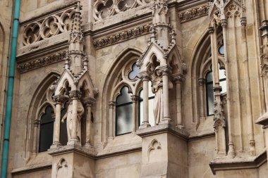 Budapeşte, Macaristan - 15 Eylül 2024: Buda Kalesi 'nin Hükmü Kilisesi veya Matthias Kilisesi. Kutsal Üçlü Meydanı 'ndaki Katolik kilisesi. Kilisenin ayrıntıları. Mimari