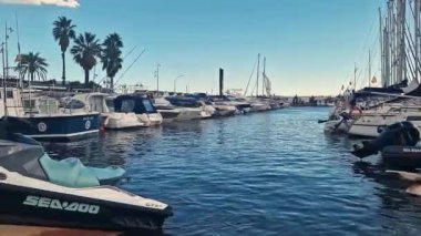 Salou, İspanya - 20 Eylül 2024: Esportiu de Salou Limanı. Bir sürü küçük tekne ve yatı olan küçük bir liman. Güneşli bir günde limanda yatlar. İskeleye demirlemiş küçük tekneler. Motorlu ve direkli tekneler