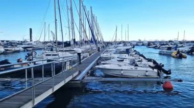 Salou, İspanya - 20 Eylül 2024: Esportiu de Salou Limanı. Bir sürü küçük tekne ve yatı olan küçük bir liman. Güneşli bir günde limanda yatlar. İskeleye demirlemiş küçük tekneler. Motorlu ve direkli tekneler