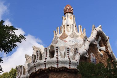 Barselona, İspanya - 19 Eylül 2024: Park Guell, Antonio Gaudi. Park Guell, Barcelona 'daki binanın çatısında. Masal evi.