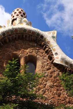Barselona, İspanya - 19 Eylül 2024: Park Guell, Antonio Gaudi. Park Guell, Barcelona 'daki binanın çatısında. Masal evi.