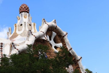 Barselona, İspanya - 19 Eylül 2024: Park Guell, Antonio Gaudi. Park Guell, Barcelona 'daki binanın çatısında. Masal evi.