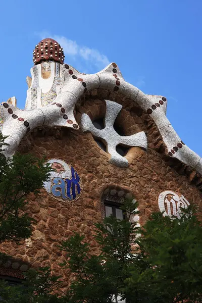 Barselona, İspanya - 19 Eylül 2024: Park Guell, Antonio Gaudi. Park Guell, Barcelona 'daki binanın çatısında. Masal evi.