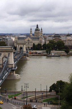 Budapeşte, Macaristan - 15 Eylül 2024: Zincir Köprüsü. Budapeşte Köprüsü 'nün yüksek açılı manzarası. Şehir manzarası, sonbahar. Şehir manzarası ve Aziz Stephen Bazilikası gözlem güvertesinden