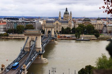 Budapeşte, Macaristan - 15 Eylül 2024: Zincir Köprüsü. Budapeşte Köprüsü 'nün yüksek açılı manzarası. Şehir manzarası, sonbahar. Şehir manzarası ve Aziz Stephen Bazilikası gözlem güvertesinden