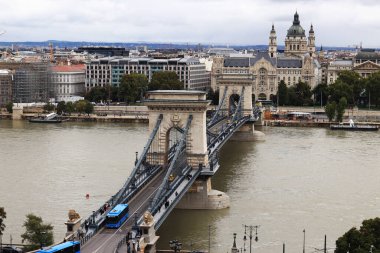 Budapeşte, Macaristan - 15 Eylül 2024: Zincir Köprüsü. Budapeşte Köprüsü 'nün yüksek açılı manzarası. Şehir manzarası, sonbahar. Şehir manzarası ve Aziz Stephen Bazilikası gözlem güvertesinden