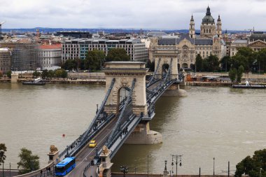 Budapeşte, Macaristan - 15 Eylül 2024: Zincir Köprüsü. Budapeşte Köprüsü 'nün yüksek açılı manzarası. Şehir manzarası, sonbahar. Şehir manzarası ve Aziz Stephen Bazilikası gözlem güvertesinden