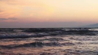 Küçük dalgalarla deniz manzarası. Balear Denizi, Salou, İspanya. Dalgaların deniz manzarası daha alçak bir açıdan. Peyzaj