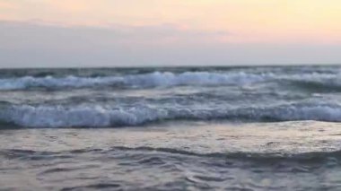 Küçük dalgalarla deniz manzarası. Balear Denizi, Salou, İspanya. Dalgaların deniz manzarası daha alçak bir açıdan. Peyzaj