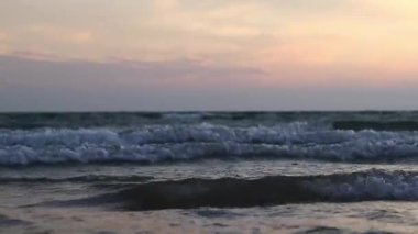 Küçük dalgalarla deniz manzarası. Balear Denizi, Salou, İspanya. Dalgaların deniz manzarası daha alçak bir açıdan. Peyzaj