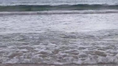 Küçük dalgalarla deniz manzarası. Balear Denizi, Salou, İspanya. Dalgaların deniz manzarası daha alçak bir açıdan. Peyzaj