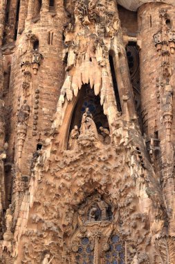 Barselona, İspanya - 19 Eylül 2024. Sagrada Familia Katedrali, dünyanın en büyük tamamlanmamış Katolik kilisesi. Katedral dışa dönük, detaylar