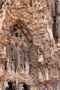 Barselona, İspanya - 19 Eylül 2024. Sagrada Familia Katedrali, dünyanın en büyük tamamlanmamış Katolik kilisesi. Katedral dışa dönük, detaylar