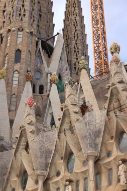 Barselona, İspanya - 19 Eylül 2024. Sagrada Familia Katedrali, dünyanın en büyük tamamlanmamış Katolik kilisesi. Katedral dışa dönük, detaylar