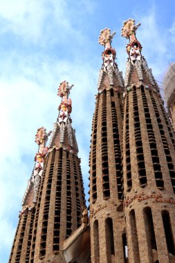 Barselona, İspanya - 19 Eylül 2024. Sagrada Familia Katedrali, dünyanın en büyük tamamlanmamış Katolik kilisesi. Katedral dışa dönük, detaylar