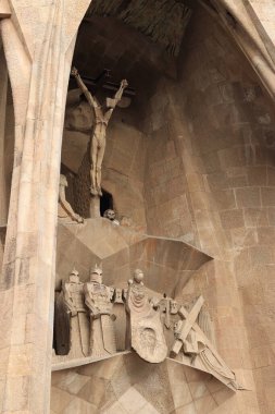 Barselona, İspanya - 19 Eylül 2024. Sagrada Familia Katedrali, dünyanın en büyük tamamlanmamış Katolik kilisesi. Katedral dışa dönük, detaylar