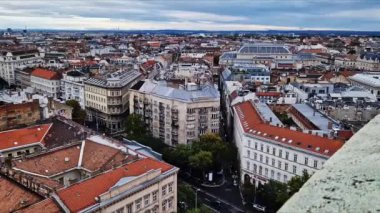 Budapeşte, Macaristan - 15 Eylül 2024: St. Stephen Bazilikası 'ndan şehir manzarası. Budapeşte şehri. Şehir yapısı konsepti. Evlerin, binaların, çatıların, şehrin caddelerinin üst görüntüsü