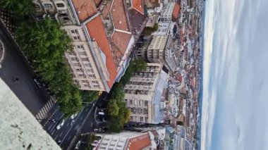 Budapeşte, Macaristan - 15 Eylül 2024: St. Stephen Bazilikası 'ndan şehir manzarası. Budapeşte şehri. Şehir yapısı konsepti. Evlerin, binaların, çatıların, şehrin caddelerinin üst görüntüsü