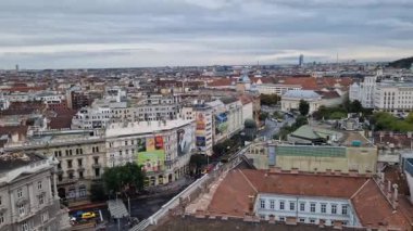 Budapeşte, Macaristan - 15 Eylül 2024: St. Stephen Bazilikası 'ndan şehir manzarası. Budapeşte şehri. Şehir yapısı konsepti. Evlerin, binaların, çatıların, şehrin caddelerinin üst görüntüsü