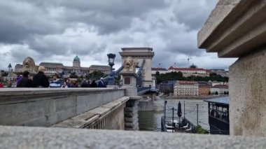 Budapeşte, Macaristan - 15 Eylül 2024: Budapeşte 'deki Szchenyi Zinciri Köprüsü. Macaristan 'ın başkenti Avrupa' daki Budin ve Pest şehirleri arasında Tuna Nehri üzerinde bir asma köprü. Şehir manzarası
