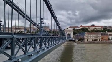 Budapeşte, Macaristan - 15 Eylül 2024: Budapeşte 'deki Szchenyi Zinciri Köprüsü. Macaristan 'ın başkenti Avrupa' daki Budin ve Pest şehirleri arasında Tuna Nehri üzerinde bir asma köprü. Şehir manzarası