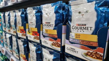 Kyiv, Ukrayna - 29 Ekim 2024: Islak kedi maması Purina Gurme. Yumuşak ambalajda konserve kedi maması. Süpermarkette kedi maması çeşitleri