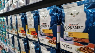 Kyiv, Ukrayna - 29 Ekim 2024: Islak kedi maması Purina Gurme. Yumuşak ambalajda konserve kedi maması. Süpermarkette kedi maması çeşitleri