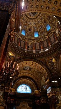 Budapeşte, Macaristan - 15 Eylül 2024: Aziz Stephen Bazilikası, Roma Katolik Bazilikası. Katolik katedralinin içinde, neo-klasik tarzda. Aziz Stephen Bazilikası Budapeşte 'deki en büyük kilisedir.