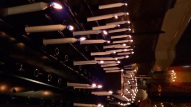 Budapeşte, Macaristan - 15 Eylül 2024: St. Stephen Bazilikası 'nda mum yakıldı. Katolik kilisesinde mum yakan çok kişi var. Vaiz ve din. Roma Katolik bazilikasının iç mimarisi.