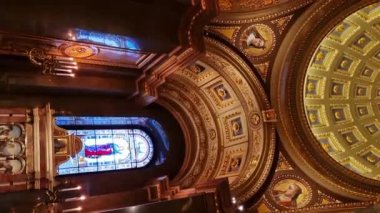 Budapeşte, Macaristan - 15 Eylül 2024: Aziz Stephen Bazilikası, Roma Katolik Bazilikası. Katolik katedralinin içinde, neo-klasik tarzda. Aziz Stephen Bazilikası Budapeşte 'deki en büyük kilisedir.