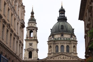 Budapeşte, Macaristan - 15 Eylül 2024: Aziz Stephen Bazilikası, Roma Katolik Bazilikası. Katolik katedralinin dışı, neo-klasik tarzda. Budapeşte 'deki en büyük kilise.