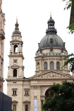 Budapeşte, Macaristan - 15 Eylül 2024: Aziz Stephen Bazilikası, Roma Katolik Bazilikası. Katolik katedralinin dışı, neo-klasik tarzda. Budapeşte 'deki en büyük kilise.