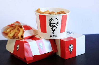Kyiv, Ukrayna - 20 Ekim 2024: KFC fast food. Şeritli kova, çizburger ve karton kutuda patates kızartması. KFC fast food restoranı. Bir sürü tavuk kanadı ya da KFC tavuk şeridi.