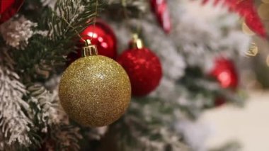 Noel ağacında Noel ağacı topları, yakın plan. Yeni yıl ağacının dekoru. - Mutlu yıllar. Şenlik havası. Altın parlak top. Yeni Yıl ve Noel