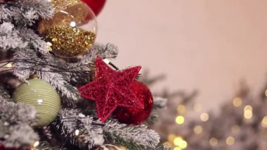 Noel ağacında Noel ağacı topları, yakın plan. Yeni yıl ağacının dekoru. - Mutlu yıllar. Şenlik havası. Altın parlak top. Yeni Yıl ve Noel