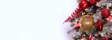 Noel ağacında Noel ağacı topları, yakın plan. Yeni yıl ağacının dekoru. - Mutlu yıllar. Şenlik havası. Altın parlak top. Yeni Yıl ve Noel