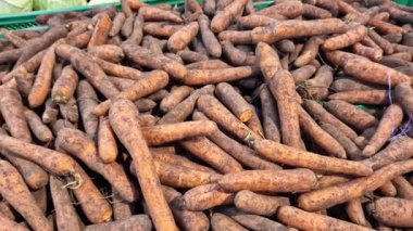 Markette, süpermarkette ya da kapalı markette havuç satmak. Havuç yakın plan. Markette havuçlu plastik kutular. Sebzeler