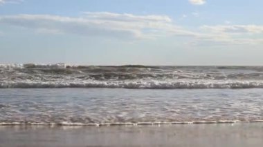 Denizde dalgalar. Bolerya Denizi 'nin güzel manzarası. Küçük dalgalarla deniz manzarası. Dalgaların deniz manzarası daha alçak bir açıdan. Salou, İspanya