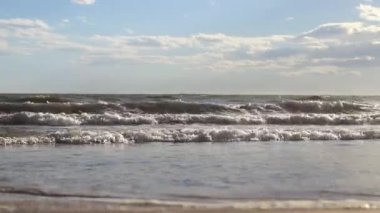 Denizde dalgalar. Bolerya Denizi 'nin güzel manzarası. Küçük dalgalarla deniz manzarası. Dalgaların deniz manzarası daha alçak bir açıdan. Salou, İspanya