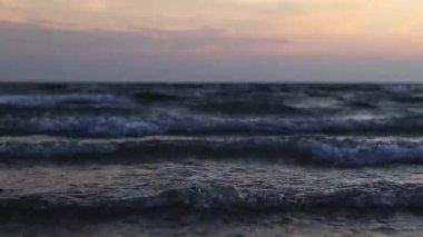 Denizde gün batımı, sahilde dalgalar. Bolerya Denizi 'nin güzel manzarası. Küçük dalgalarla deniz manzarası. Dalgaların deniz manzarası daha alçak bir açıdan. Salou, İspanya