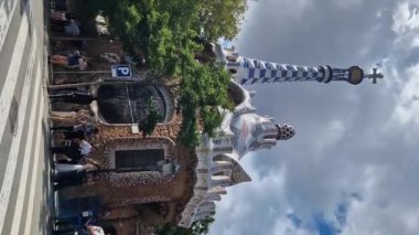 Barselona, İspanya - 19 Eylül 2024: Park Guell, Antonio Gaudi. Park Guell, Barselona 'daki bina, giriş. Peri masalı evi. UNESCO Dünya Mirası Alanı