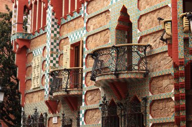 Barcelona, İspanya - 19 Eylül 2024: Casa Vicens Cephesi, Antoni Gaudi 'nin ilk başyapıtı, 1883 ve 1885 yılları arasında inşa edildi. Casa Vicens, Catalonia 'daki modernist evin dışında. Ayrıntılar