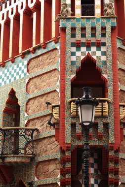 Barcelona, İspanya - 19 Eylül 2024: Casa Vicens Cephesi, Antoni Gaudi 'nin ilk başyapıtı, 1883 ve 1885 yılları arasında inşa edildi. Casa Vicens, Catalonia 'daki modernist evin dışında. Ayrıntılar