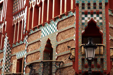 Barcelona, İspanya - 19 Eylül 2024: Casa Vicens Cephesi, Antoni Gaudi 'nin ilk başyapıtı, 1883 ve 1885 yılları arasında inşa edildi. Casa Vicens, Catalonia 'daki modernist evin dışında. Ayrıntılar