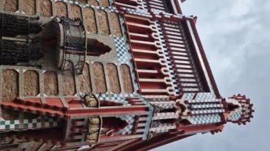 Barcelona, İspanya - 19 Eylül 2024: Casa Vicens Cephesi, Antoni Gaudi 'nin ilk başyapıtı, 1883 ve 1885 yılları arasında inşa edildi. Casa Vicens, Catalonia 'daki modernist evin dışında. Ayrıntılar