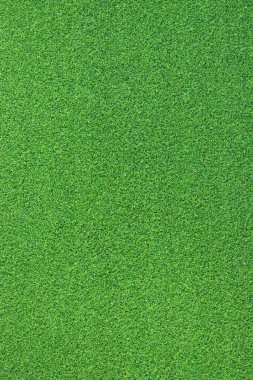 Yapay ot, kaplama. Yapay yeşil çimen paspası, üst manzara. Doku. Geçmişi. Suni çim, yapay liflerden yapılmış yüzey. Düz yeşil çimen dokusu. Kısa çimen